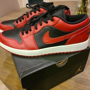 Mens Air Jordan 1 low, size 10, Gym red/black-white